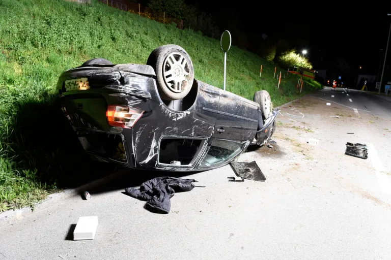 Benken ZH – Fünf Jugendliche nach Raserfahrt verunfallt und verletzt