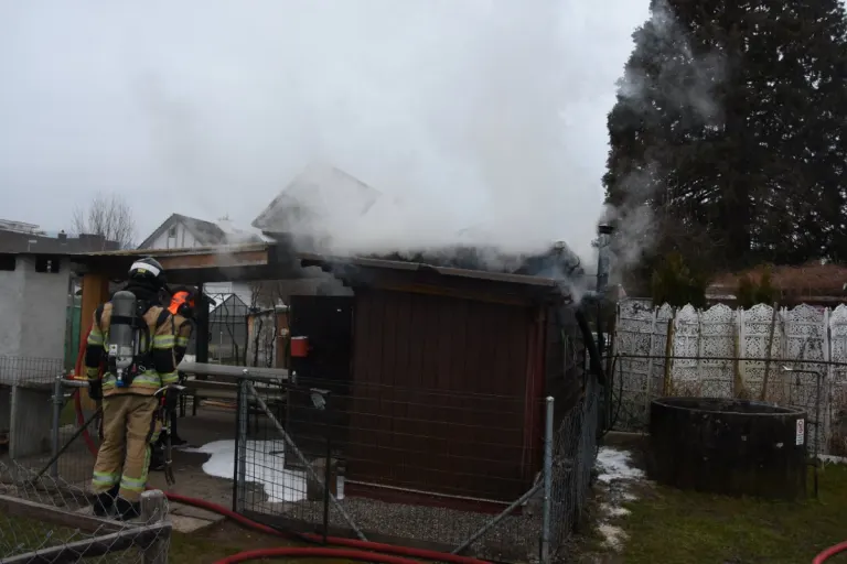 Rapperswil-Jona SG - Gartenhaus gerät in Brand