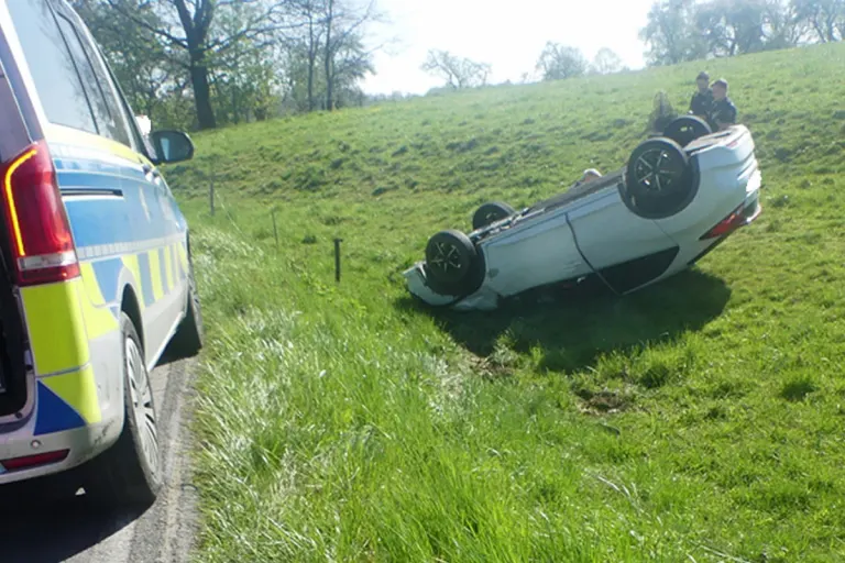 Waldbröl – Alkoholisierter Fahrer überschlägt sich bei Unfall