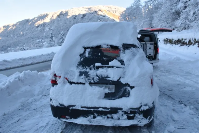 Rueun GR - Auto nicht richtig vom Schnee befreit und ohne Führerschein am Steuer