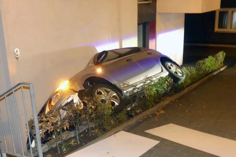 Gummersbach - Mit Autofahrer senkrecht an Hauswand gelandet
