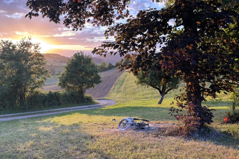 Zeihen AG – Mofalenker prallt gegen Baum und wird schwer verletzt