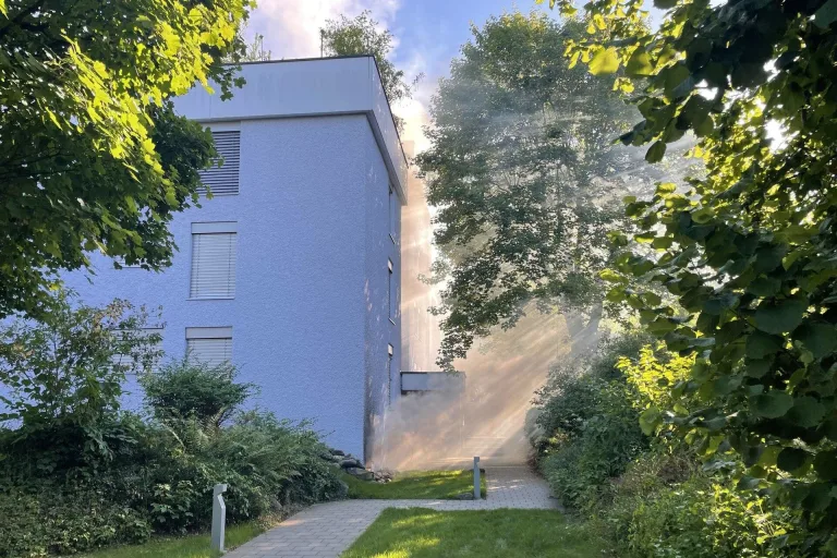 Egg ZH – Grosser Sachschaden bei Brand in Mehrfamilienhaus