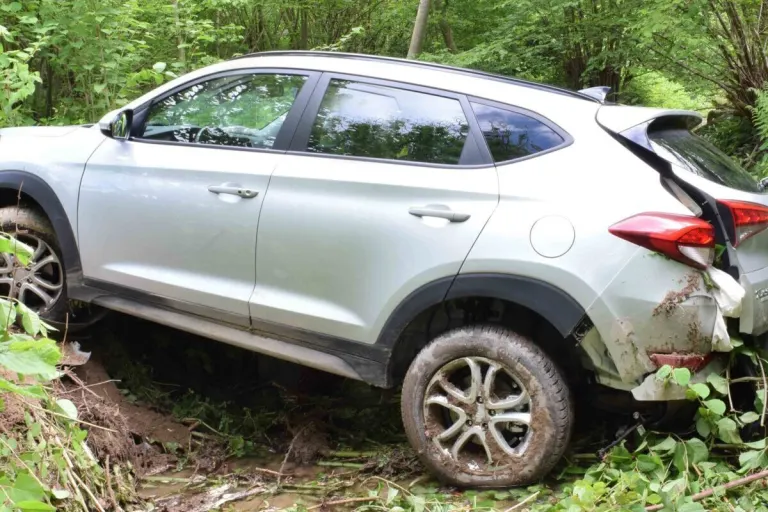 Sempach LU - Parkiertes Auto rollt in Mülitalbach