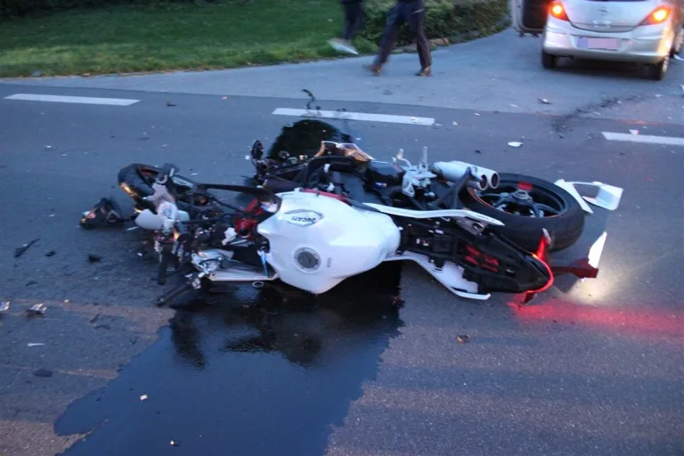 Fabbenstedt NW - Motorradfahrer nach schwerem Unfall im Krankenhaus 