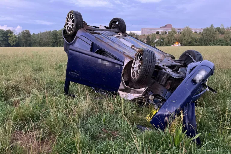 Schwarzenbach SG – Mehrfach mit Auto überschlagen