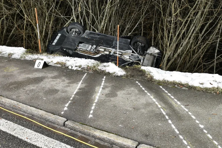 Schrecklicher Unfall in Hausen am Albis ZH – Vier Personen nach Überschlag verletzt
