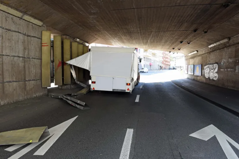 Luzern - Anhänger-Klappe reisst Lärmschutzeinrichtung ab – 20'000 Franken Sachschaden