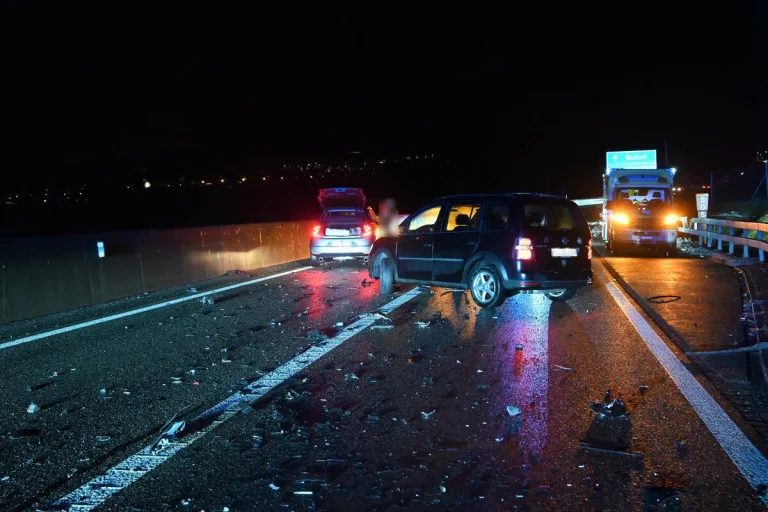 Bazenheid SG - Autobahn nach Unfall mehrere Stunden gesperrt 