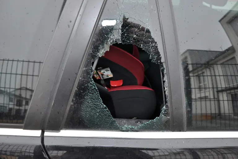 Ratingen – Unbekannte brechen zehn Autos auf und stehlen Bargeld