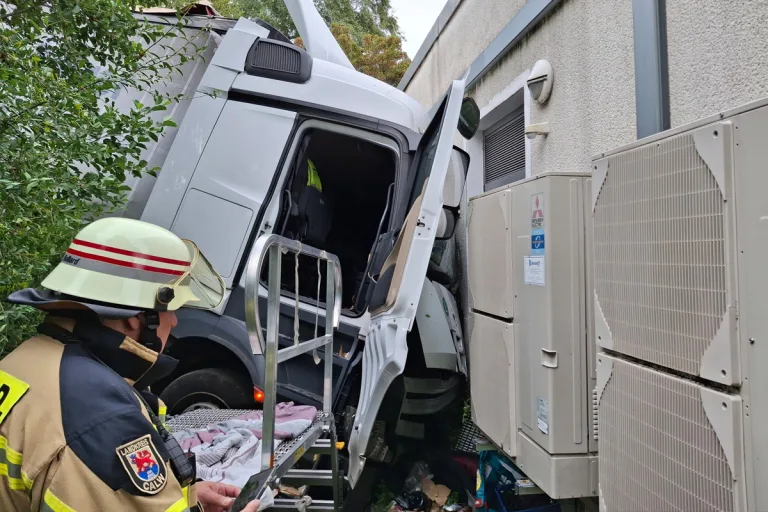 Calw BW – Lkw stürzt Böschung hinunter