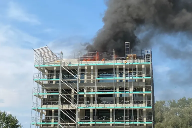 Arbon TG - Brand entfachte sich  auch dem Dach