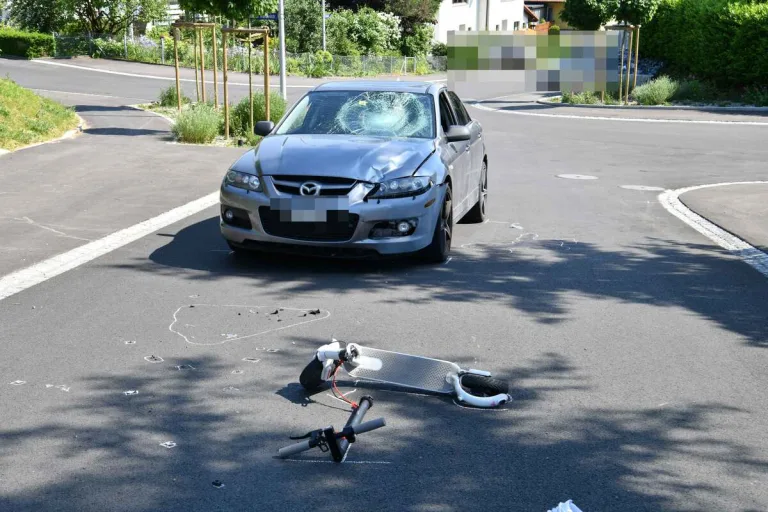  Unfall in Villnachern AG - 13-jährige E-Trottinett-Lenkerin schwer verletzt 