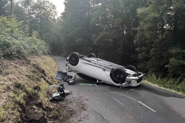 Zofingen AG – Auto überschlägt sich bei Selbstunfall