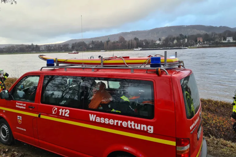 Bonn-Beuel – Person sucht Abkühlung im Rhein, wird vom Wasser mitgerissen und gerät in Lebensgefahr
