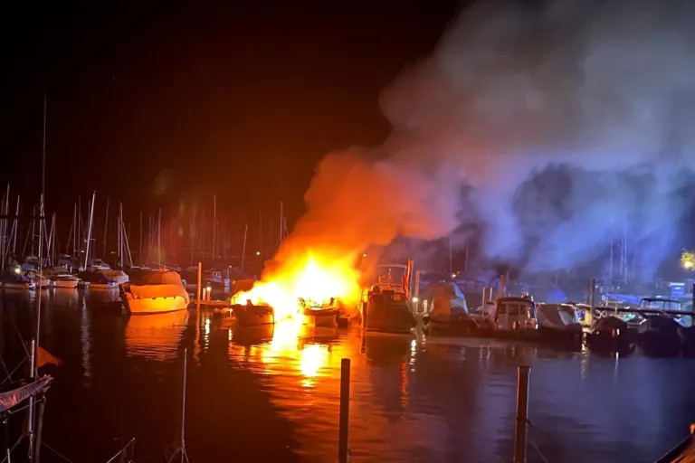 Romanshorn TG – Zwei Motorboote in Brand