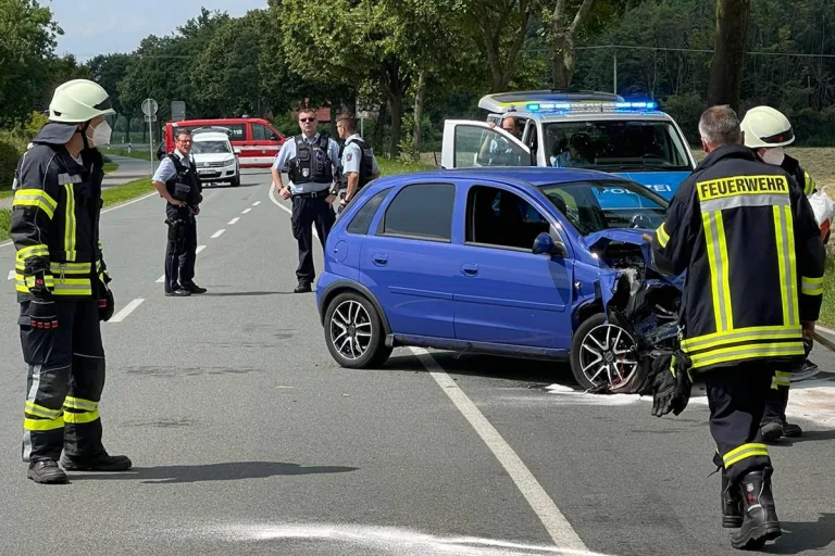 Bedburg-Hau – Gegen Baum geprallt – Fahrer aus Fahrzeug gerettet