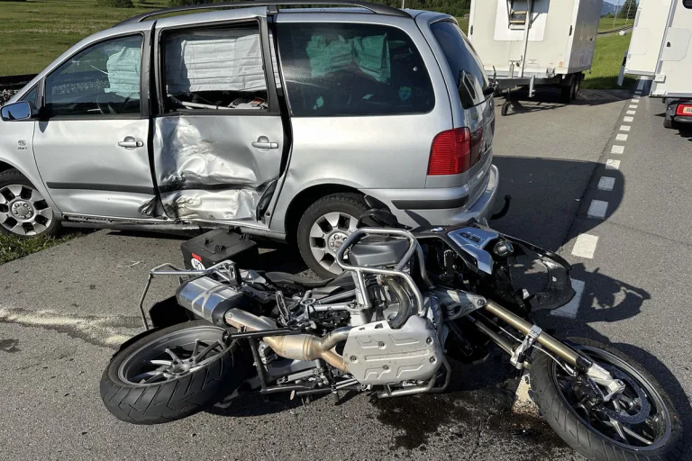 Bennau SZ – Motorradfahrer wird nach Unfall ins Spital geflogen