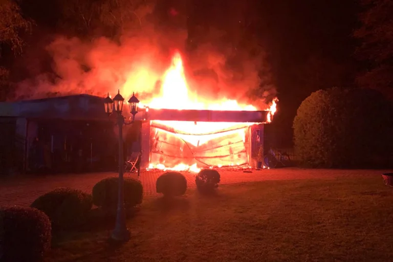 Ratingen – Doppelgarage im Vollbrand – wertvolle Sportwagen gerettet