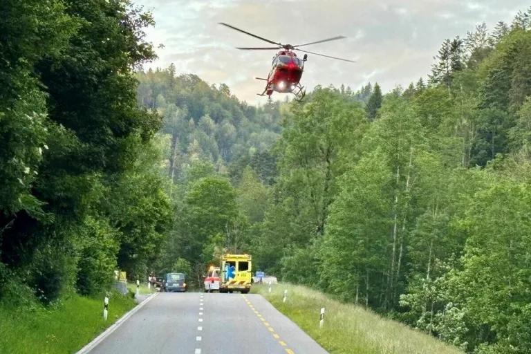 Steg im Tösstal ZH - Motorradfahrer (18) wird nach Unfall ins Spital geflogen 
