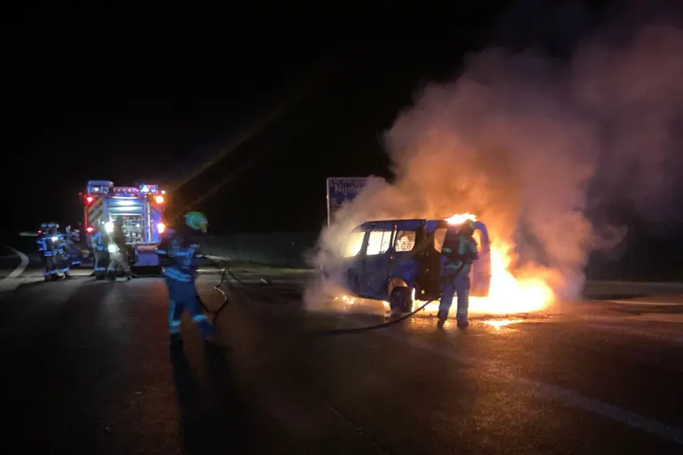 A57 Alpen – Pkw brennt auf der Autobahn vollständig aus