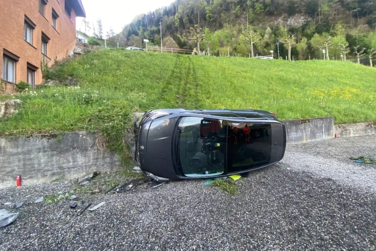Unfall in Sisikon UR – Parkiertes Auto rollt Abhang hinunter