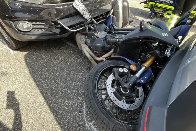 Zwingen BL – Automobilistin übersieht Stauende und verursacht Kollision
