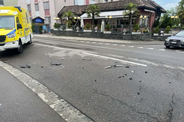 Flawil SG - Kollision zwischen einem Auto und einer Motorradfahrerin