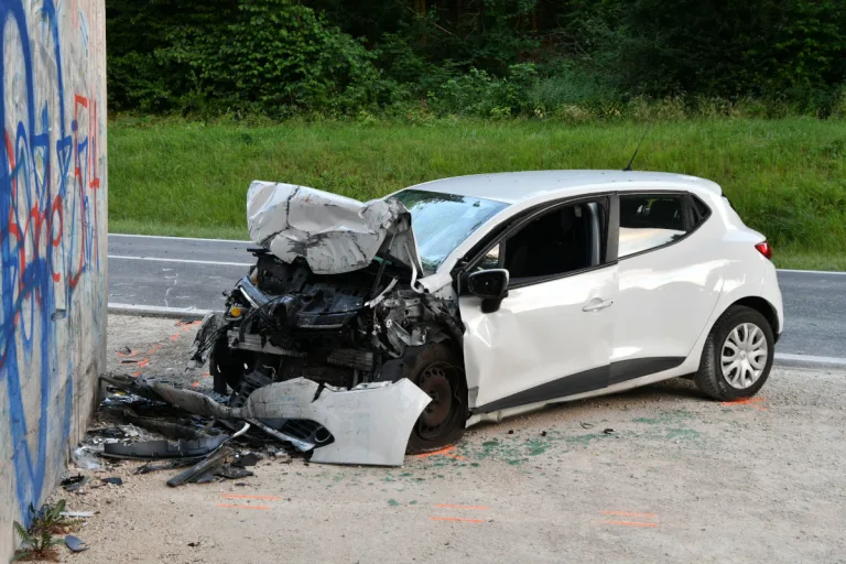 Tödlicher Unfall in Wohlenschwil AG – Auto prallt gegen Pfeiler