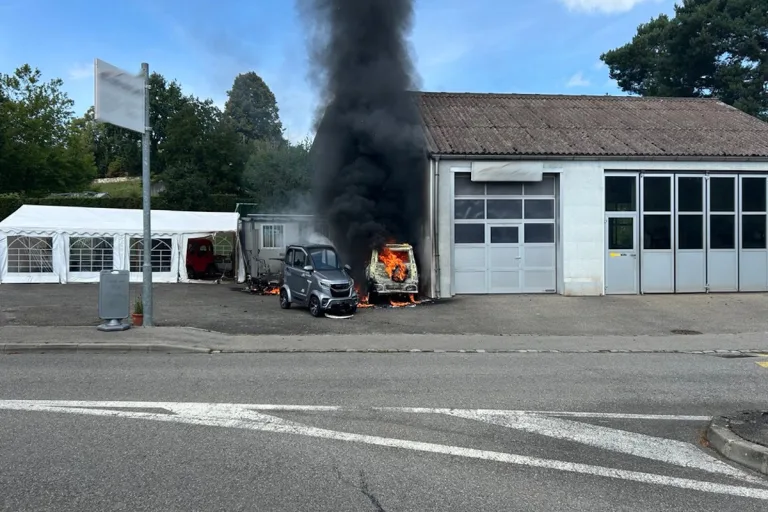 Liebistorf FR – Elektrofahrzeug bei Garage in Brand geraten