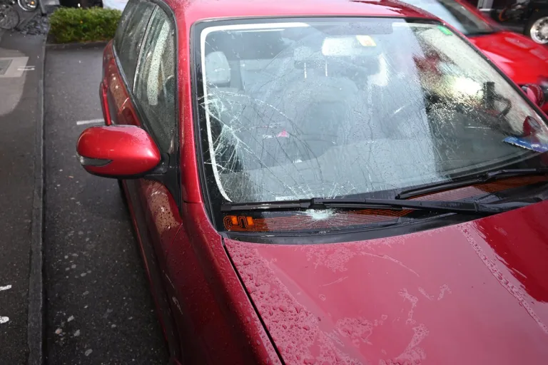 Rapperswil-Jona SG - Fussgänger prallt gegen Auto 