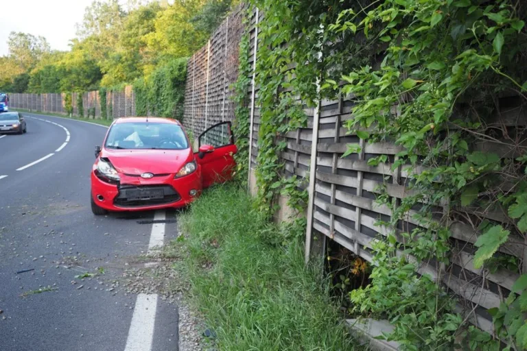 B11 Biedermannsdorf - PKW kollidiert mit einer Lärmschutzwand