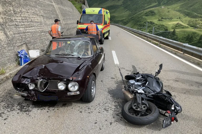 Andermatt UR - Frontalkollision nach Überholmanöver 