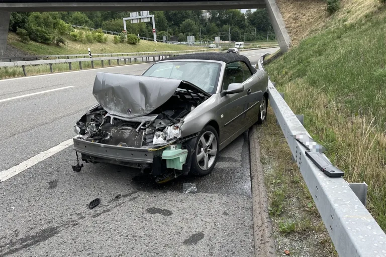 Chur Autobahn A13 - Frontal mit einer Mittelleitplanke kollidiert