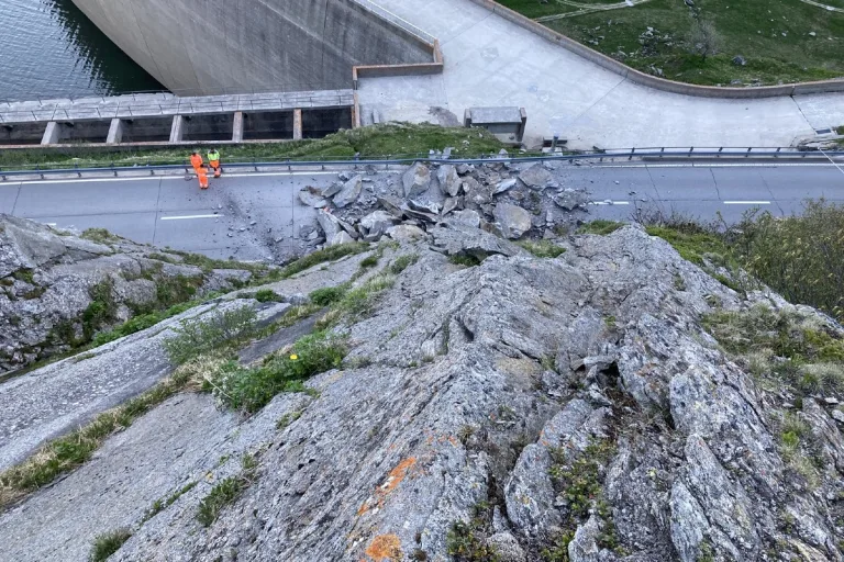 Felssturz auf dem Lukmanierpass - Pass bis auf weiteres gesperrt!