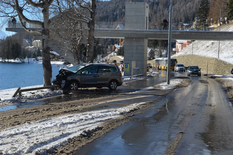 St. Moritz GR – Junglenker prallt nach Unwohlsein gegen Baum