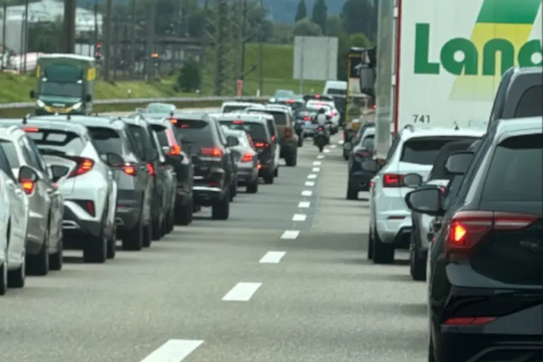 Rettungsgasse in der Schweiz – Dürfen Motorradfahrer durchfahren?