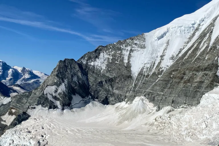 Unglück in Randa VS – Bergsteiger stürzt am Weisshorn 600 Meter tief in den Tod