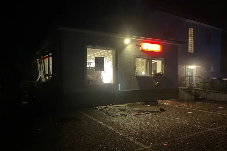 Thaleischweiler-Frösche RP - Zeugen nach Explosion in einer Bankfiliale gesucht 