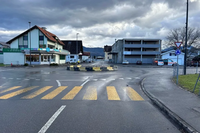 Oberriet SG - Unfall zwischen Auto und E-Bike Fahrerin