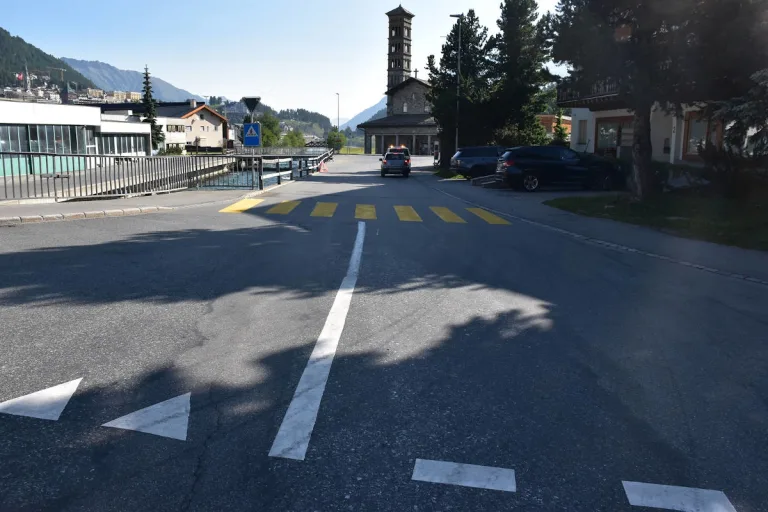 St. Moritz GR – Velofahrer bei Kollision mit Personenwagen verletzt