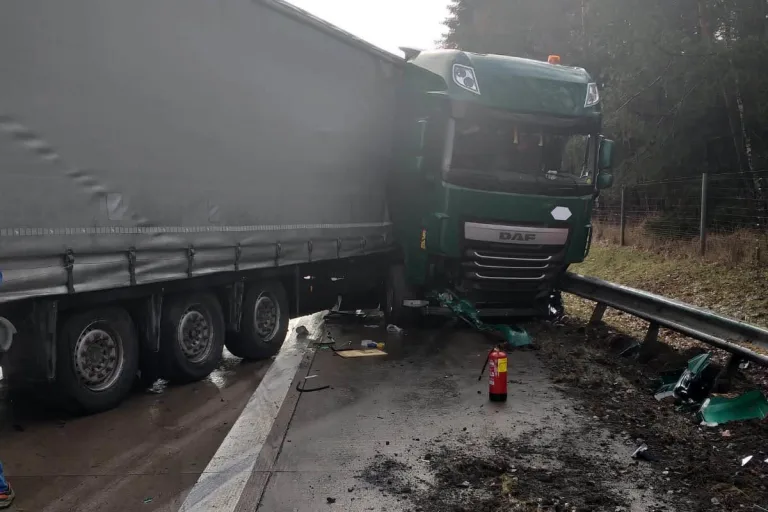 Thieshope - Lkw verkeilte sich in Seitenschutzplanke