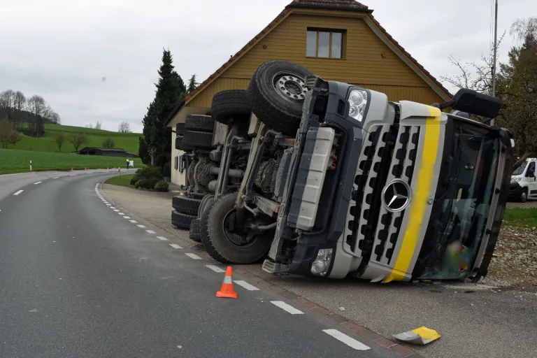 Alberswil LU - Lastwagen kippt nach Unfall auf die Seite