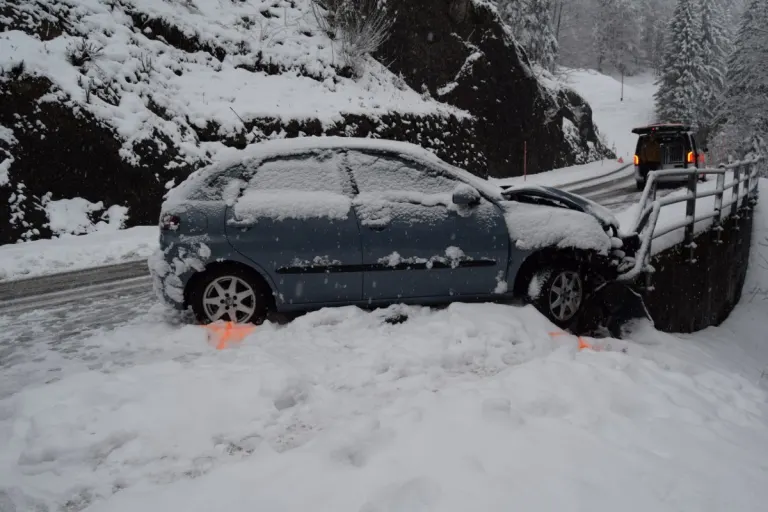 Urnäsch AR - Selbstunfall auf schneebedeckter Strasse
