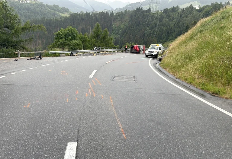 Disentis/Mustér GR – Unfall von Lieferwagen wegen Anhänger