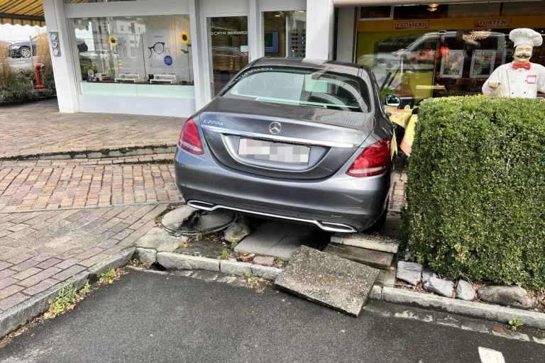 Sargans SG - Mit Auto in Gartenwirtschaft gefahren