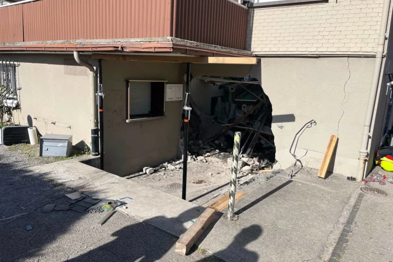 Gossau SG – Lieferwagen prallt gegen Hauswand