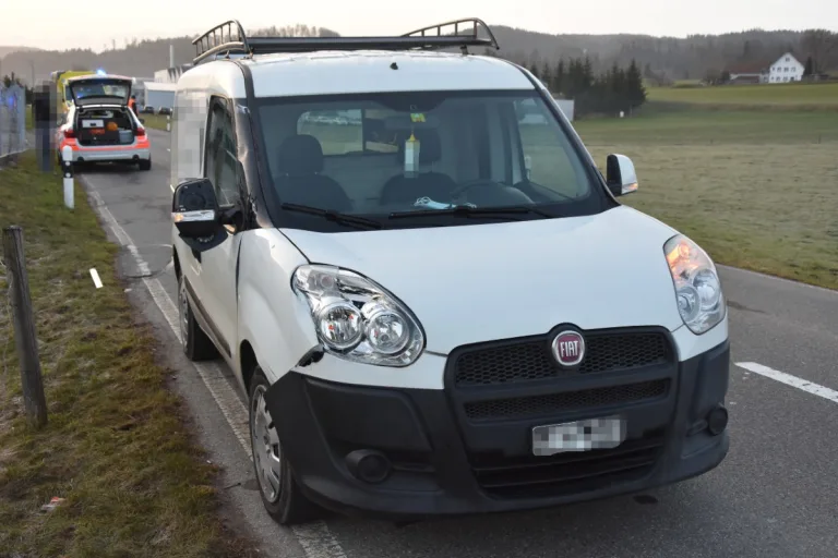  Flawil SG - Lieferwagen berührt E-Bike – E-Bikefahrer verletzt
