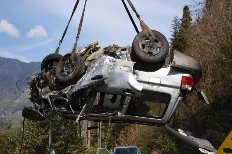 Drama in Brunnen SZ - 18-Jähriger stirbt nach Unfall - Auto wird erst heute früh entdeckt
