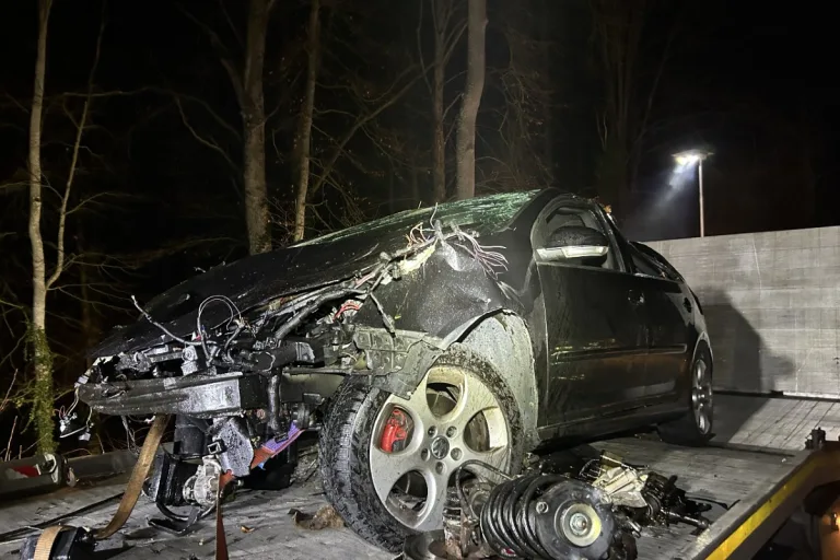 Mülligen AG -  Motor bei Selbstunfall aus VW Golf gerissen